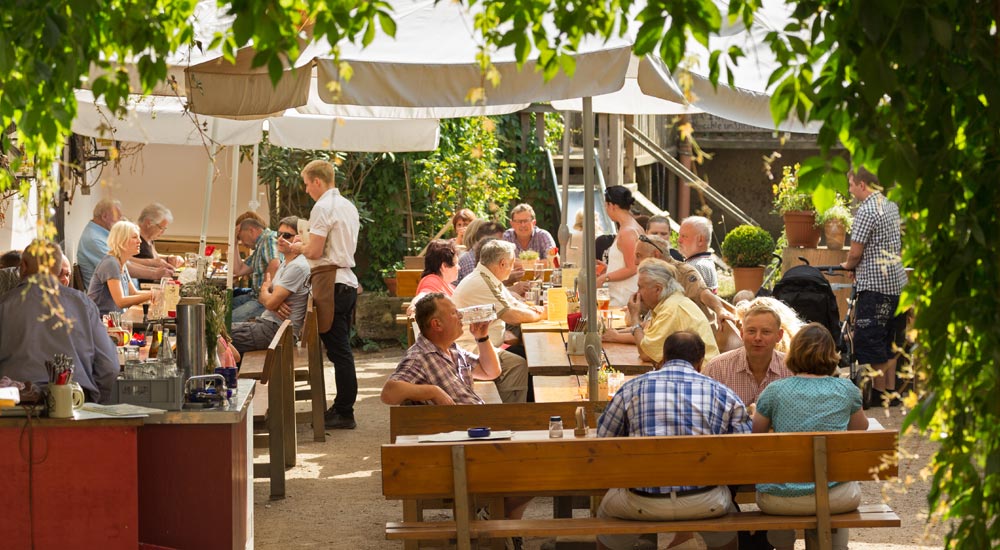 Belebter Biergarten